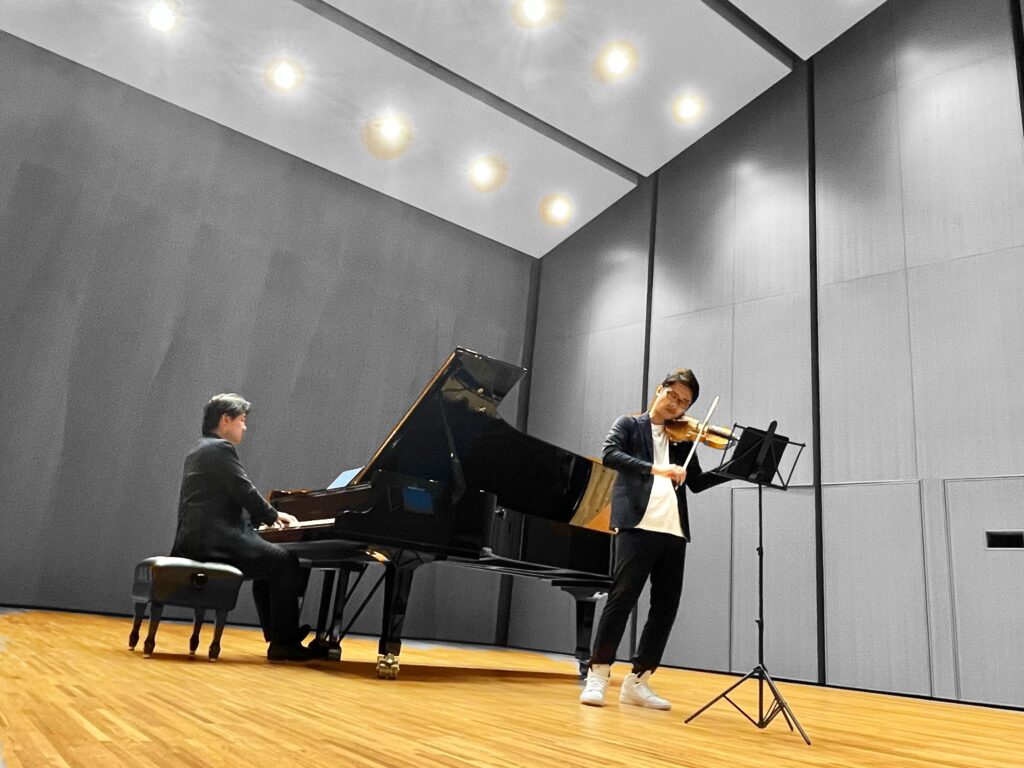 ヴァイオリンとピアノによるデュオコンサートの演奏風景