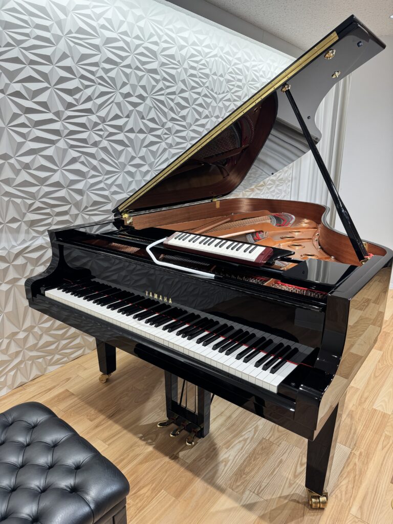 MPC HALL KANAZAWAのヤマハ製グランドピアノと、その上に置かれたあおきのピアニカ