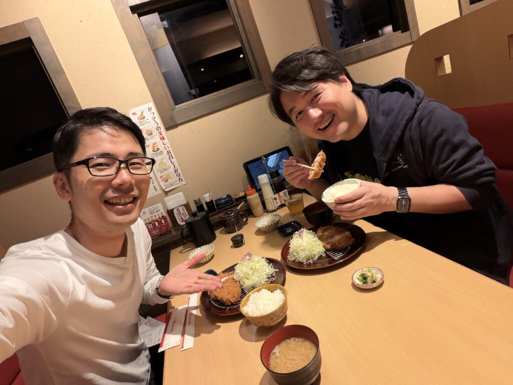 金沢かつぞう本店でとんかつ定食を楽しむ、金沢デュオコンサート終演後の出演者二人